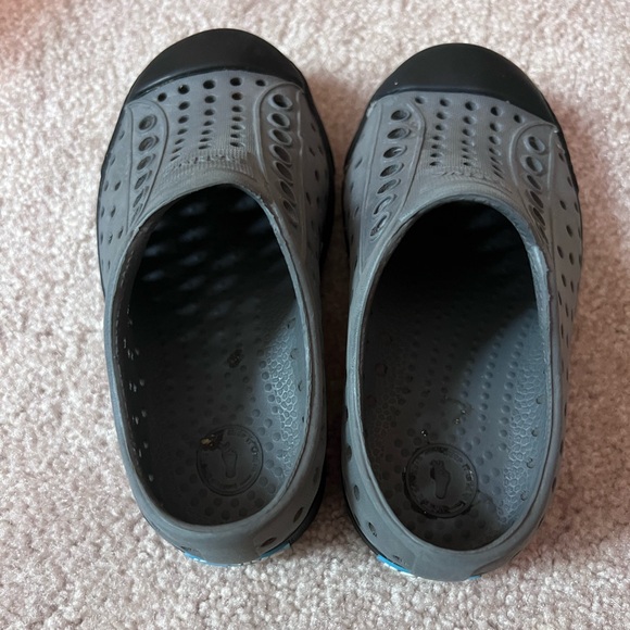 Size 8 Boys Native Shoes - Picture 3 of 7